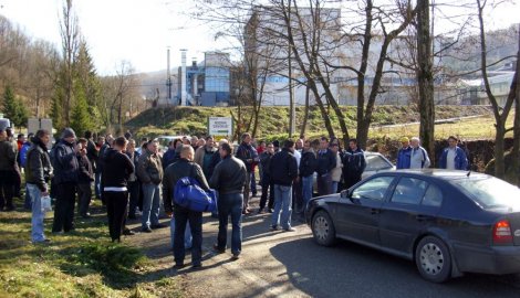 435360_loznica04-mestani-i-radnici-blokirali-put-u-zajaci-kontejnere-postavili-na-put-foto-s.pajic_f