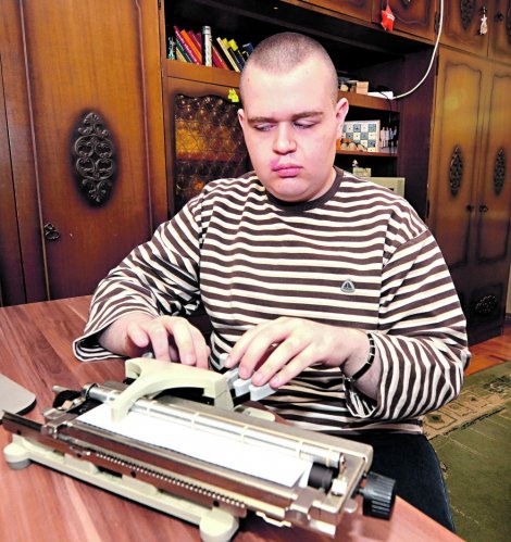 445569_nis-12-3-2014-igor-cvetkovickuca-tekstove-na-specijalnoj-masini-za-brajevo-pismo-ras-k-kamenov_ff