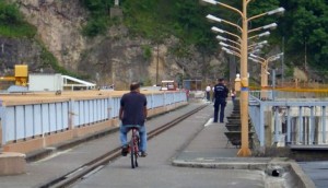 hidrocentrala-umesto-mosta-na-drini-pesaci-prelaze-preko-he-zvornik-foto-s.pajic