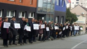 547346_loznica02-osudili-napad-na-kolegu-advokata-loznicki-advokati-protestuju-isped-osnovnog-suda-foto-s.pajic_f