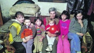 584831_loznica02-desetoclana-porodica-zivi-od-dedine-penzije-popovici-zive-u-siromastvu-foto-s.pajic_f