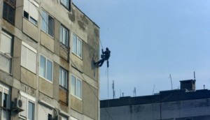 loznicki-spajdermen-popravlja-fasade-zeljko-polic-kobra-u-akciji-foto-s.pajic_f