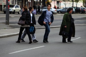 Pesaci-prelaze-ulicu-van-pesackog-prelaza-3