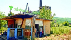 649793_loznica05-tri-godine-bez-plate-cuvaju-razrusenu-fabriku-smesteni-u-portirnici-foto-s.pajic_f
