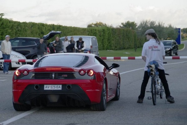 ferari-bicikla-trka-automobil-600x401