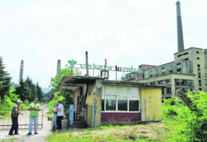 Loznica01duguju im 63 plate radnici ispred portirnice foto s.pajic_1000x0