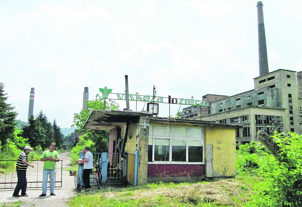 Loznica01duguju im 63 plate radnici ispred portirnice foto s.pajic_1000x0