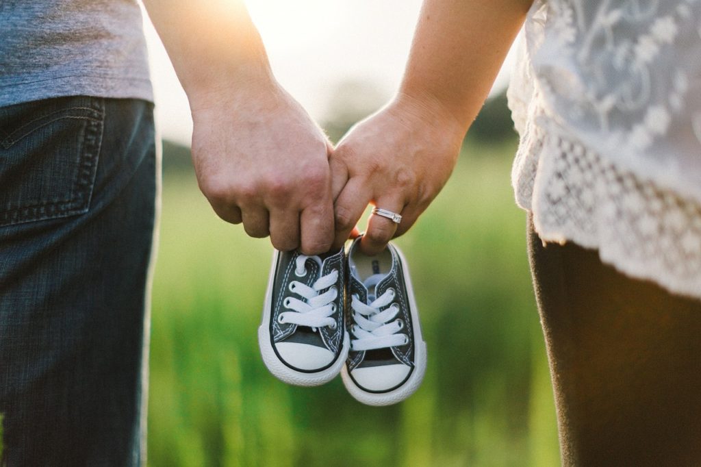 holding-hands-918990_1280