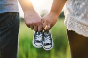 holding-hands-918990_1280
