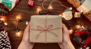 novogodisnji-pokloni-sijalice-paket-u-ruci