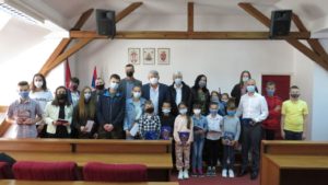 Učenicima u Malom Zvorniku tradicionalno dodeljene Vukove diplome i nagrade