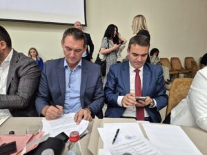 IMG-f7a6e051763cc335c6a9875f414e1ff8-V