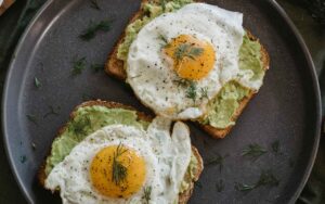 dva-tosta-avokado-jaja