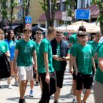 Maturanti lozničkih srednjih škola prošetali gradom uz muziku i slavlje (video)